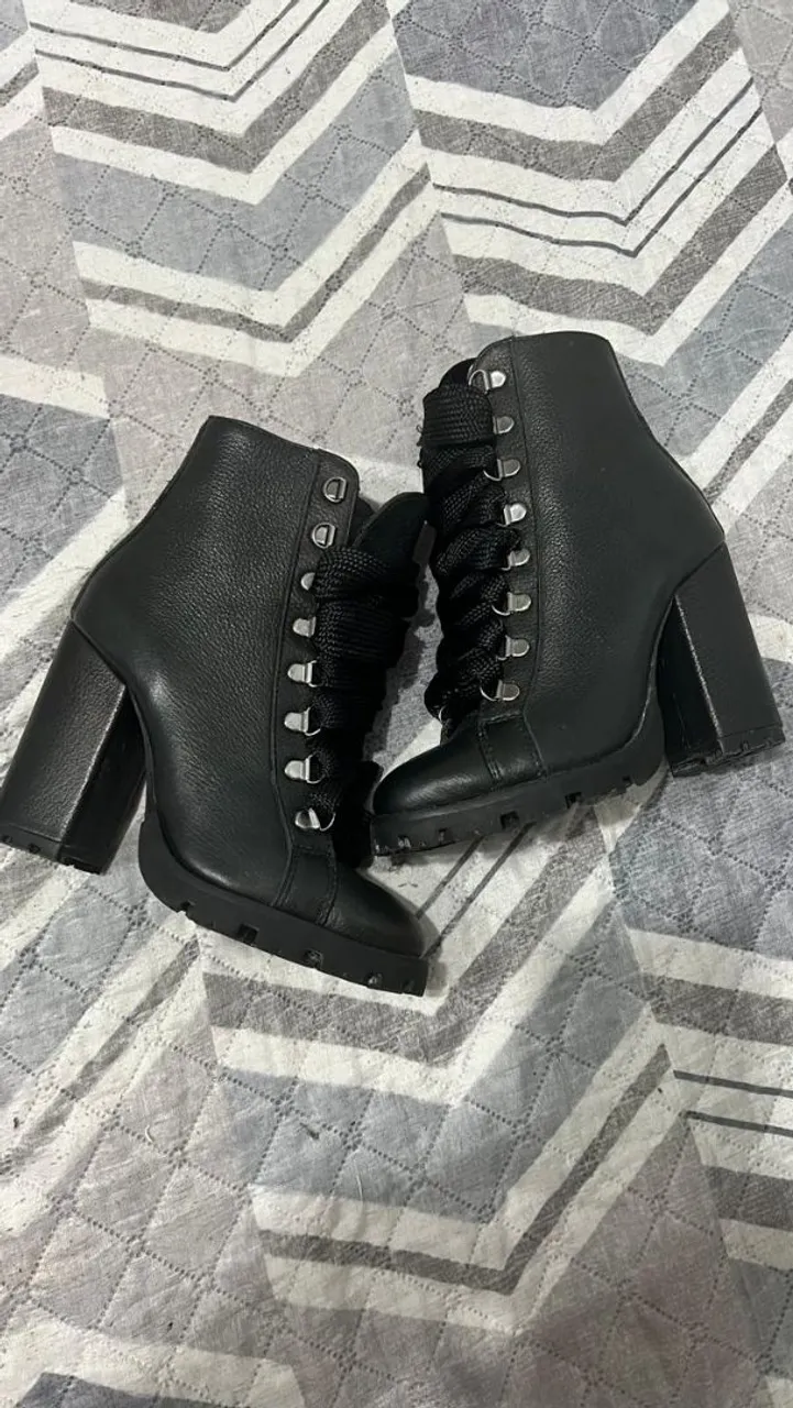 Botas da SCHUTZ novíssima, usada apenas uma única vez, couro legítimo.