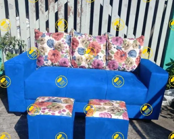 Sofá com 3 lugares e 2 puffs - Foto 5