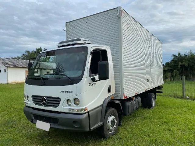 MB Accelo 915c Baú ano 2009
