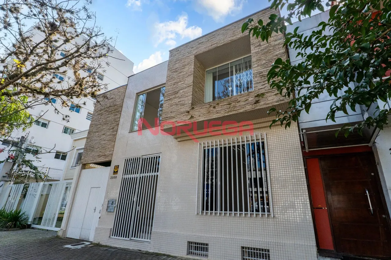Espaçoso e Moderno Escritório Comercial de Alto Padrão à Venda em Água Verde, Curitiba-PR