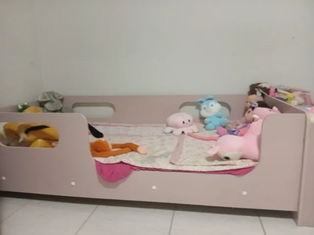 Cama montessoriana rosa com colchão