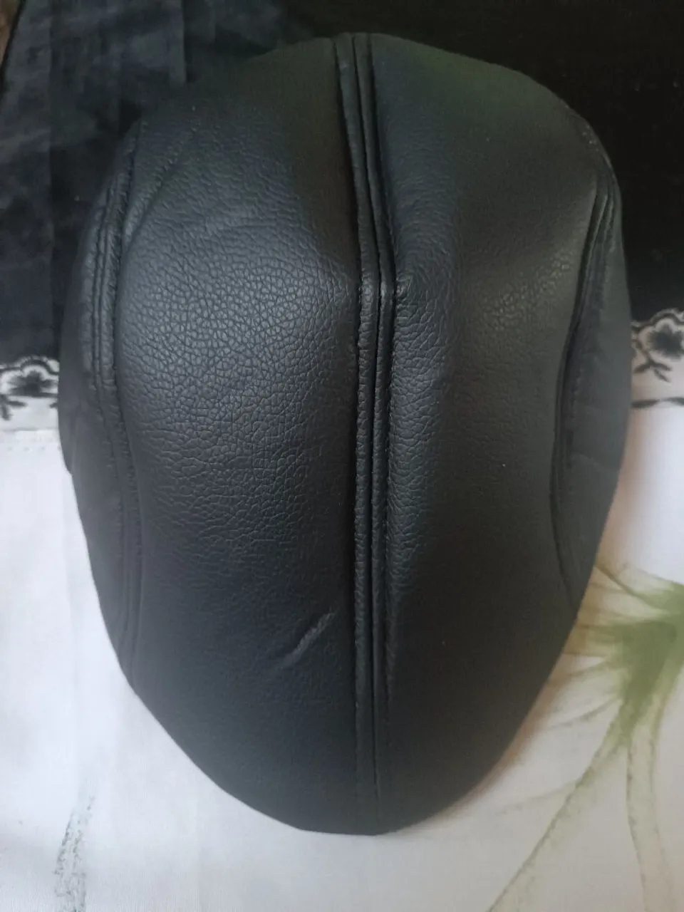 Boina em couro cor preto. Novo
