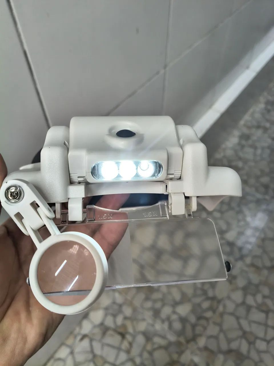 Lupa com iluminação 