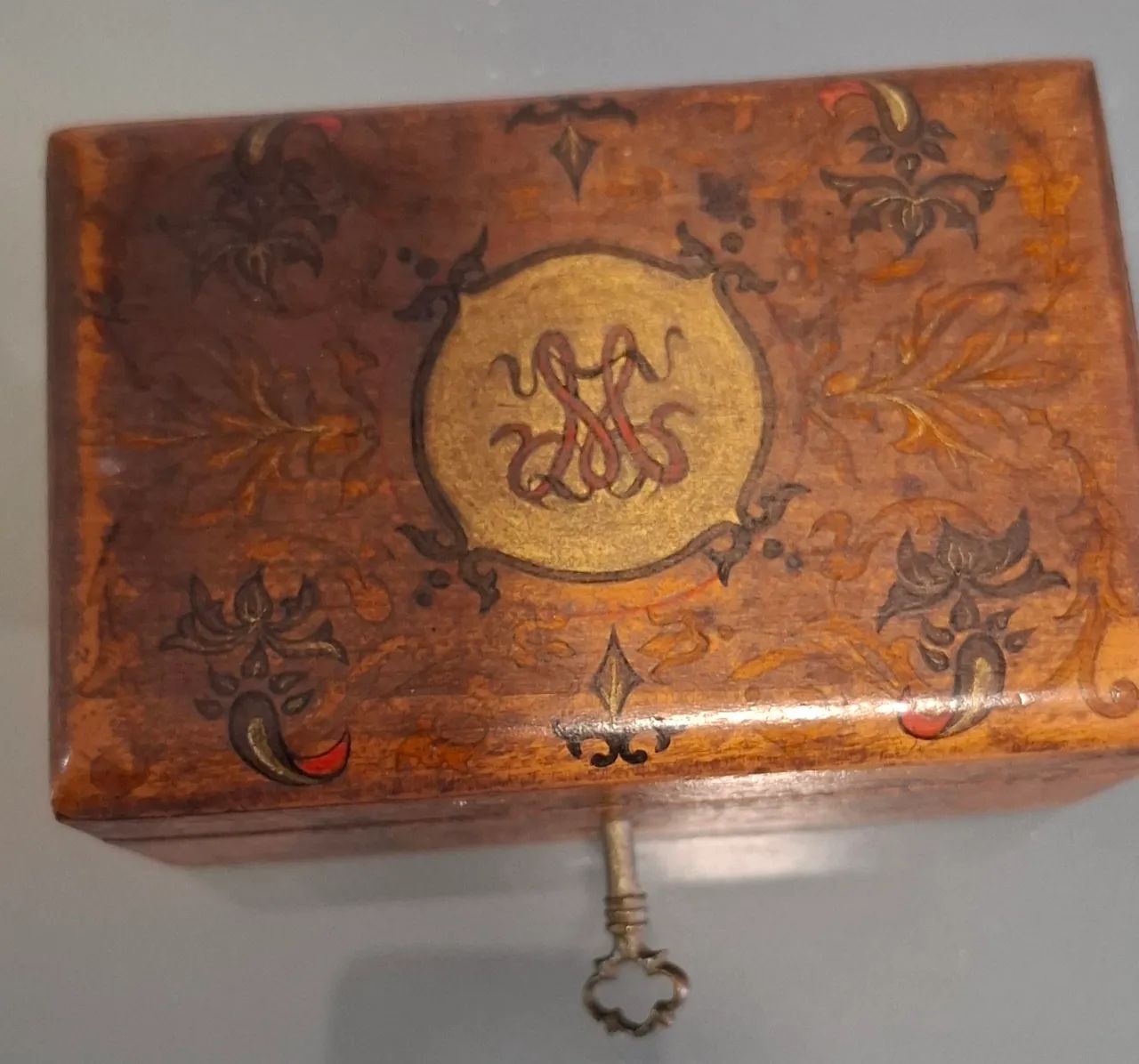 Caixinha de madeira antiga com ilustrações pintadas  - Foto 2