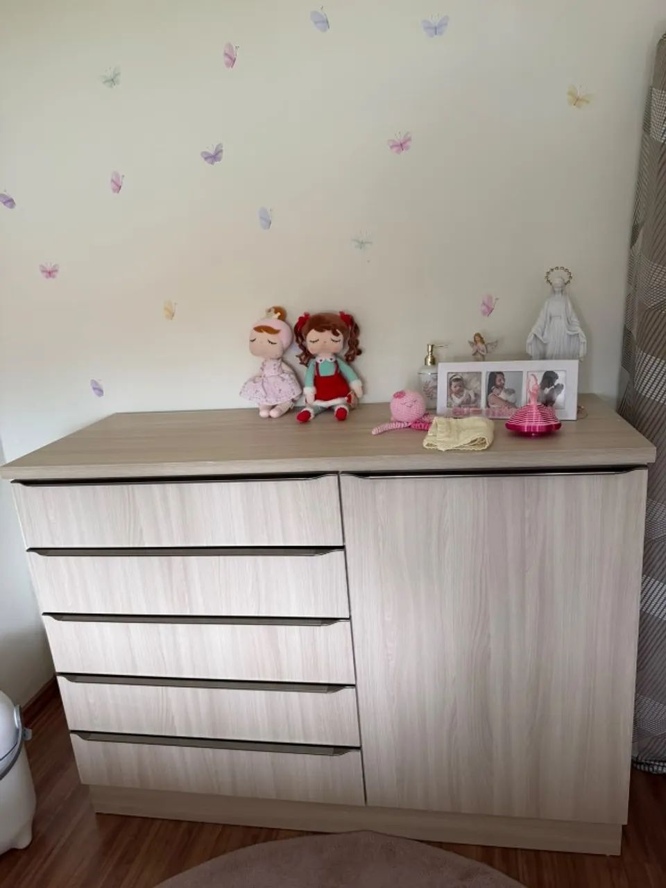 Cômoda com 5 gavetas e espaço amplo