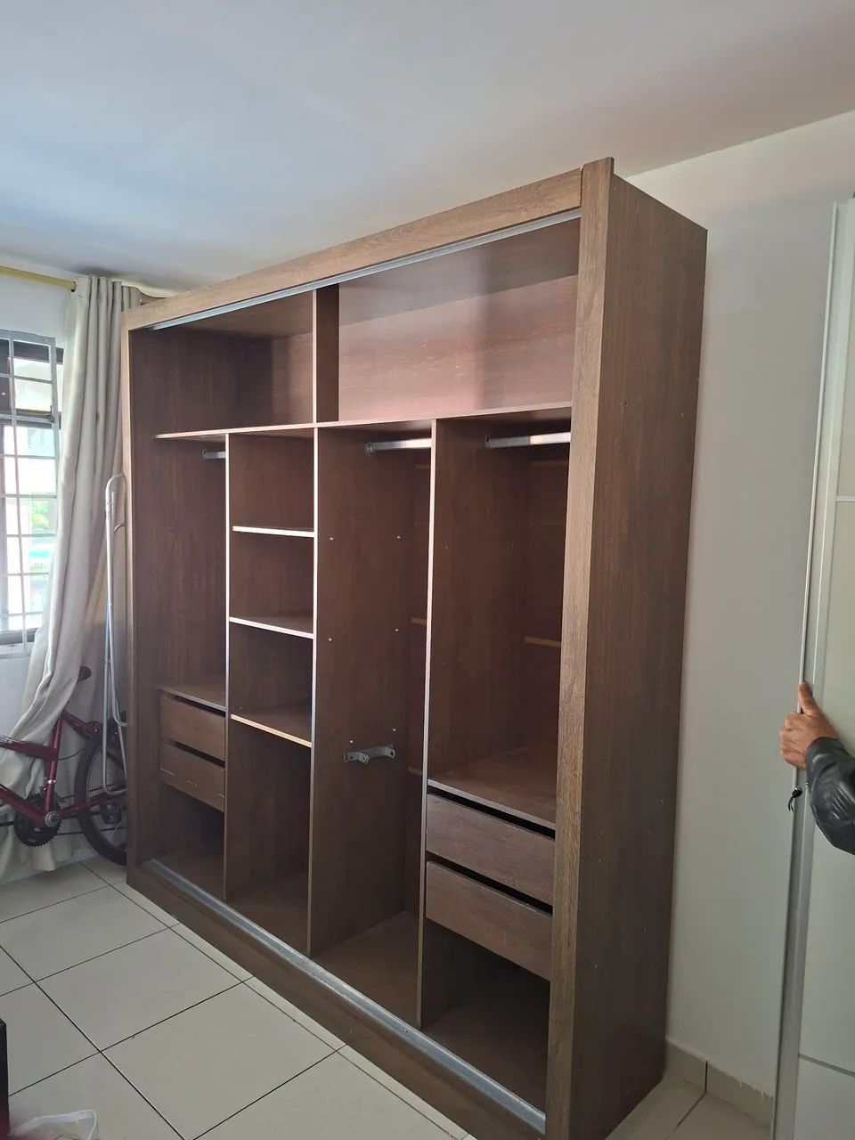 Guarda-roupa de porta de correr com espelho - Foto 3