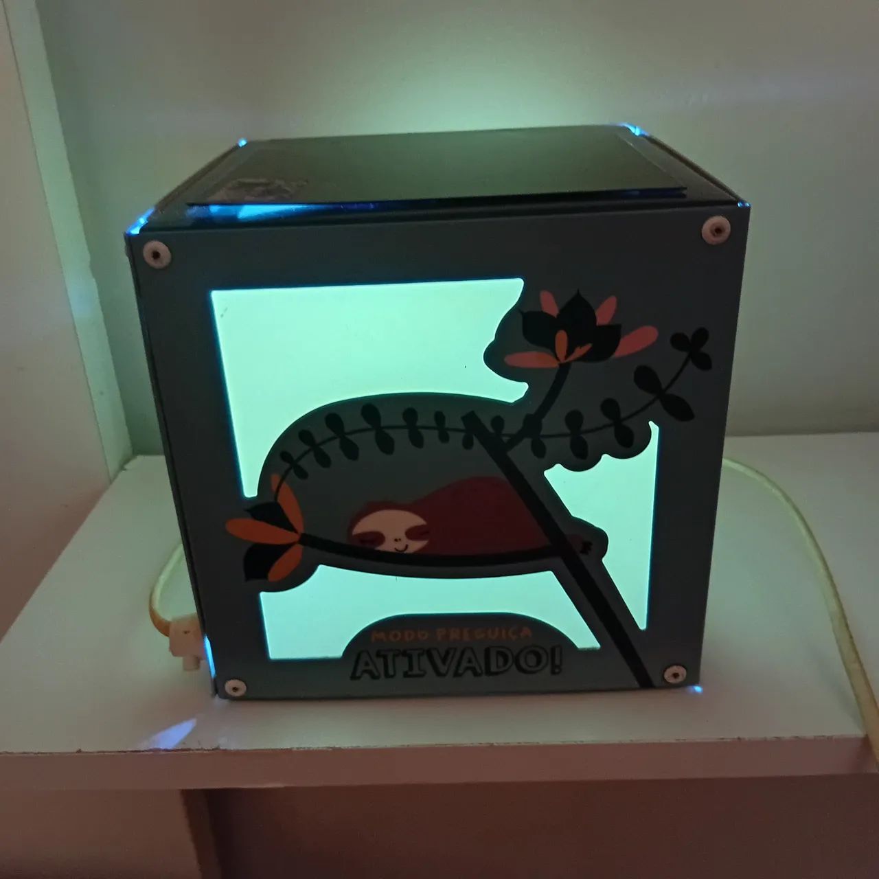 Luminária de cama com luz Néon. 