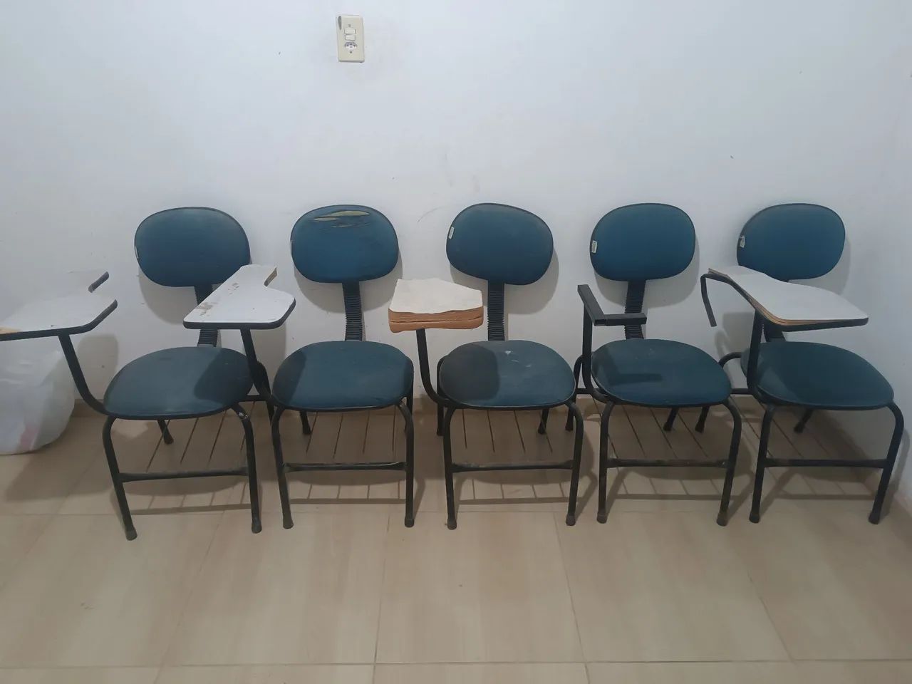 5 Cadeiras escolar.