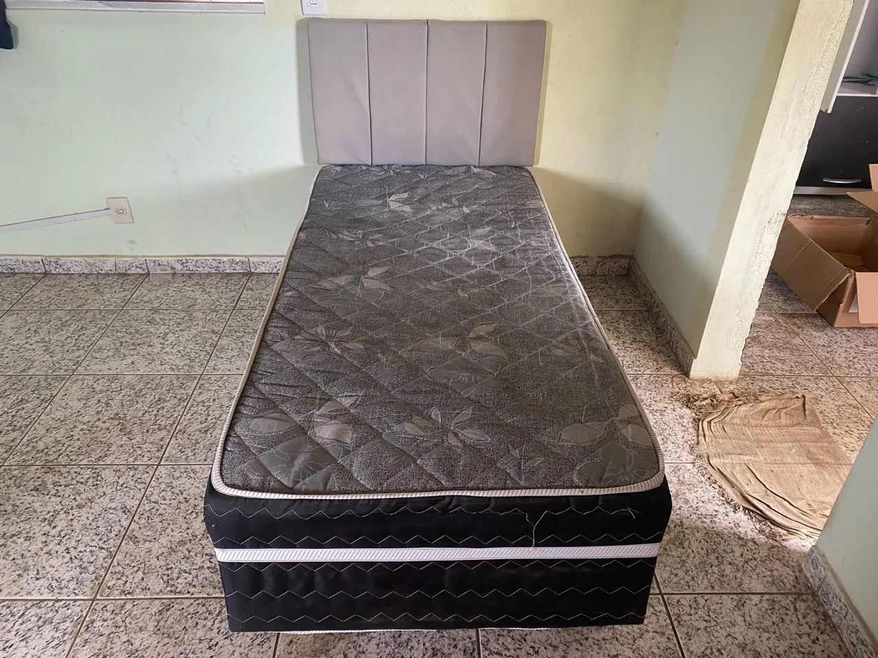 Cama box com colchão e cabeceira solteiro.