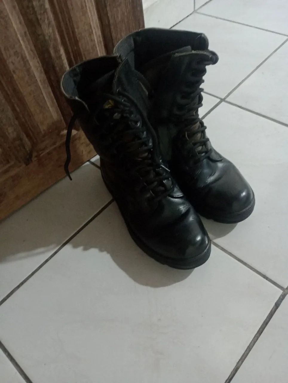 Bota semi nova . 