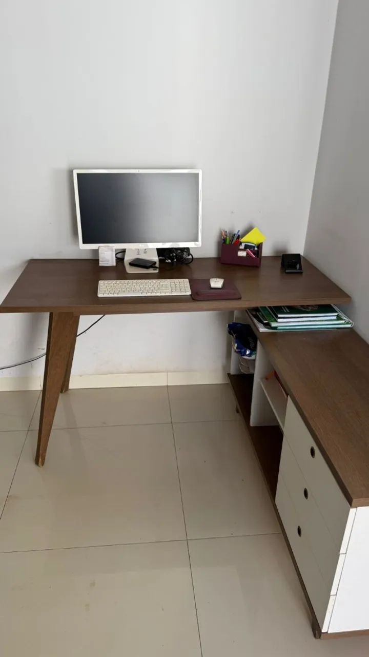 Desk438561704363970563