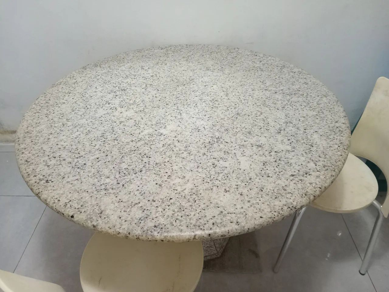 Venda de uma Mesa de Granito ..