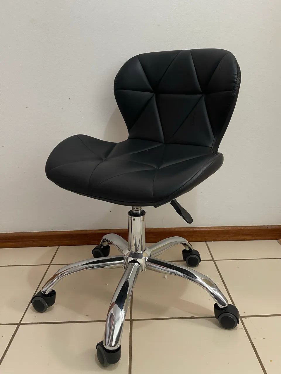 Cadeira Eiffel Preta com rodas e regularem em perfeito estado 