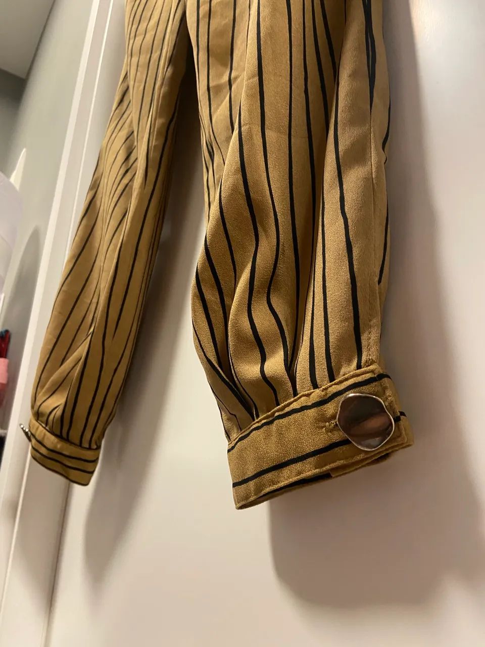 Calça bege com listras pretas  - Foto 4