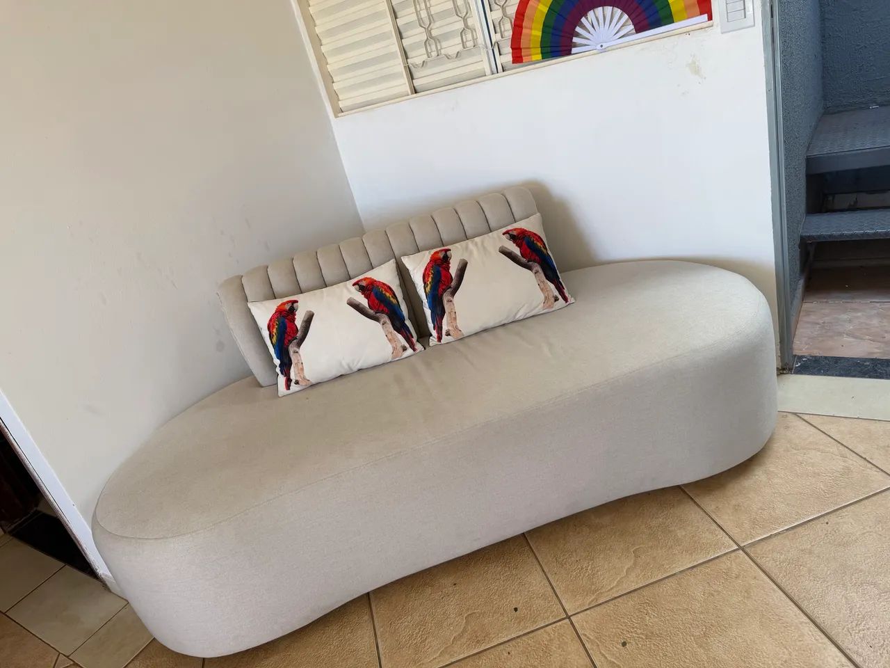 SOFÁ ORGÂNICO COM ALMOFADAS TROPICAIS