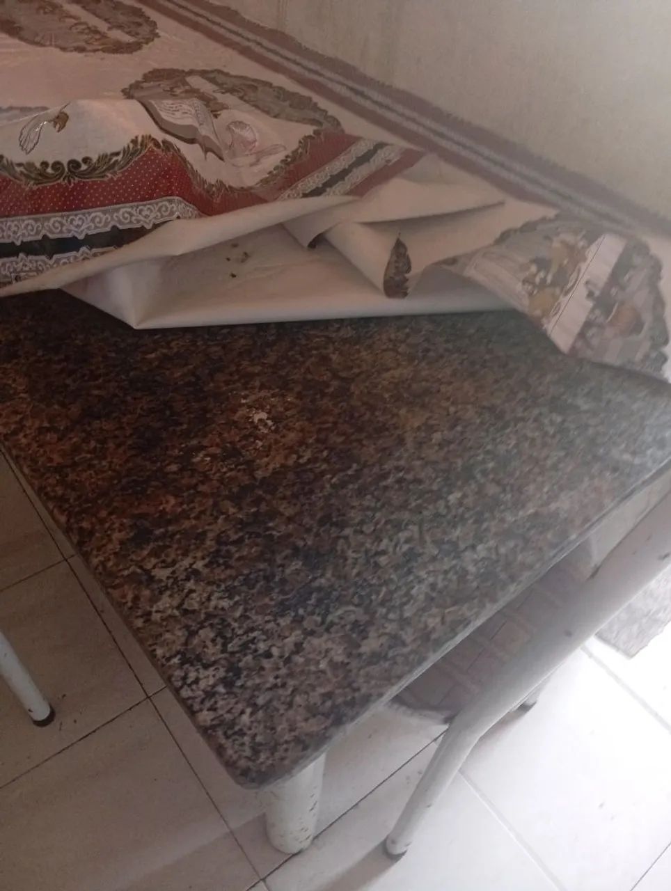 Mesa de Mamoré com cinco cadeiras  - Foto 2