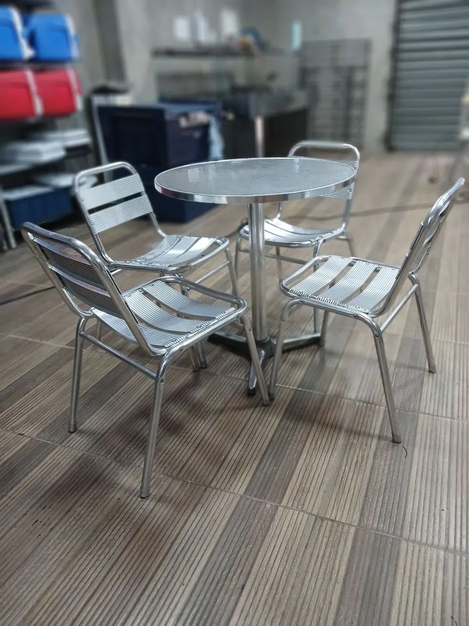 Conjunto de mesa e cadeira em aço inoxidável. - Foto 2