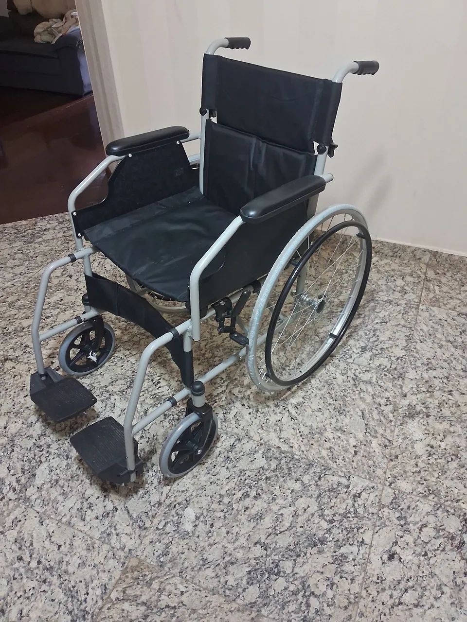 Vendo cadeira de rodas - Foto 3