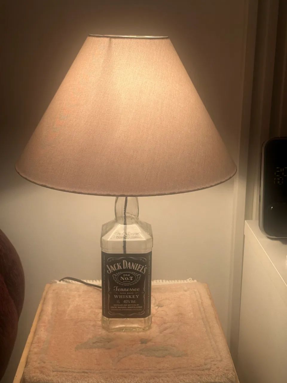 Abajur com garrafa de Jack Daniels