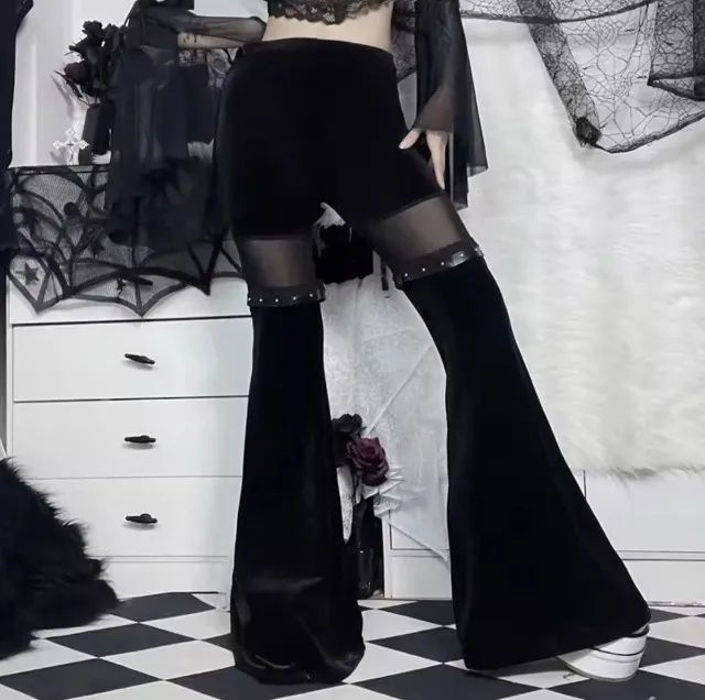 calça de veludo flare gótica preta - Foto 2