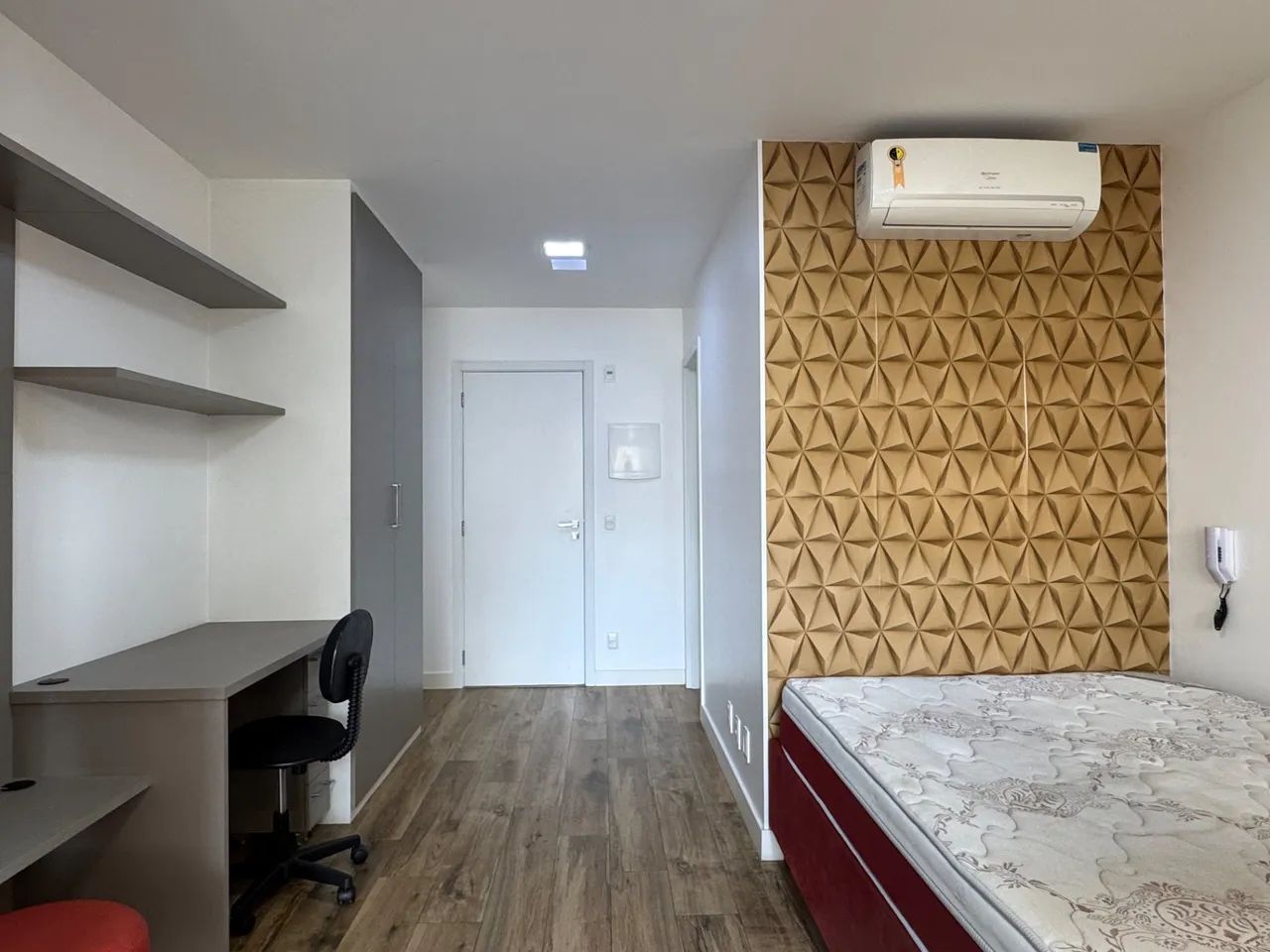 Studio mobiliado com varanda gourmet e vaga para locação - Foto 3