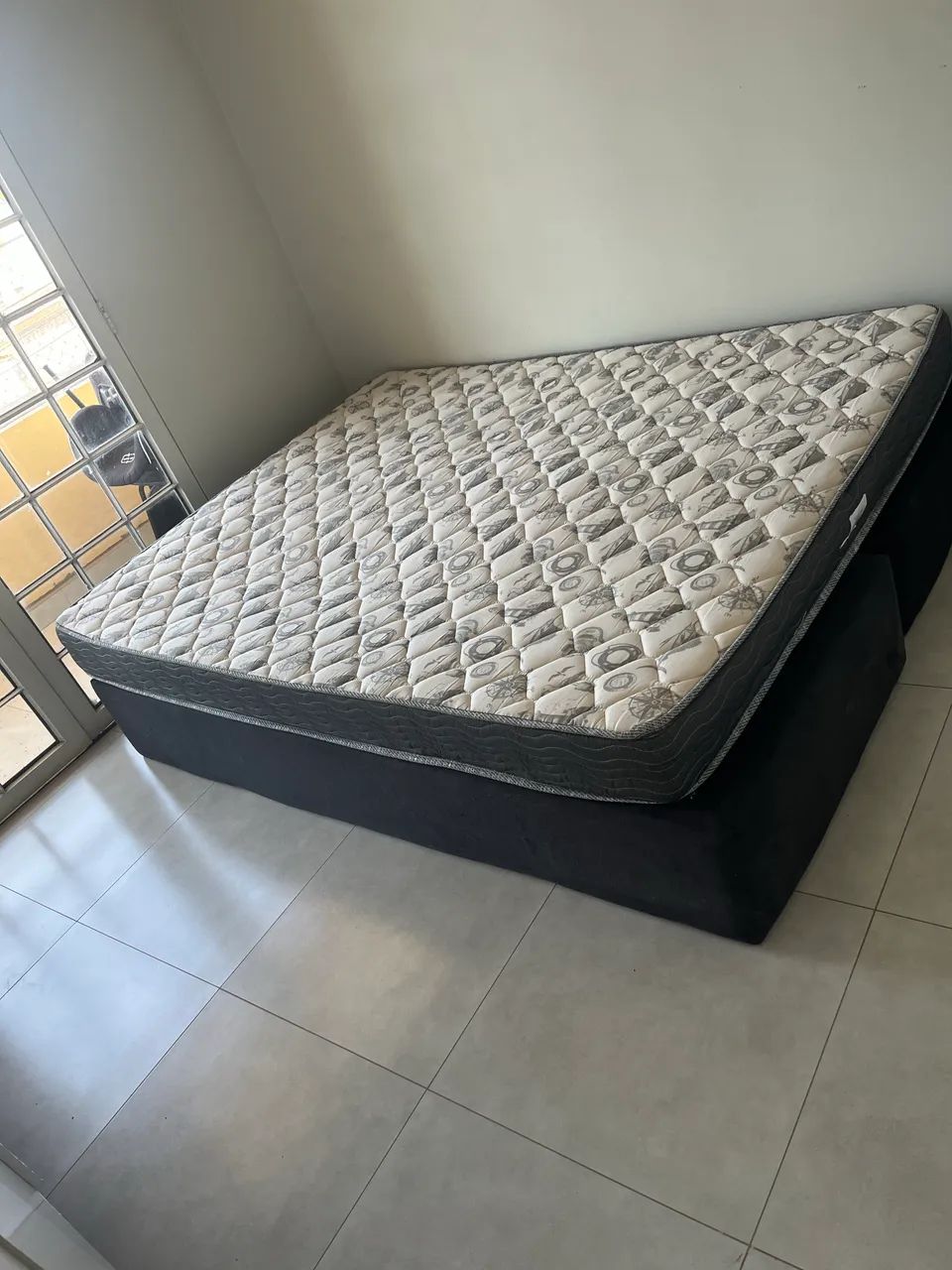 Vendo base cama Quenn com colchão  - Foto 4