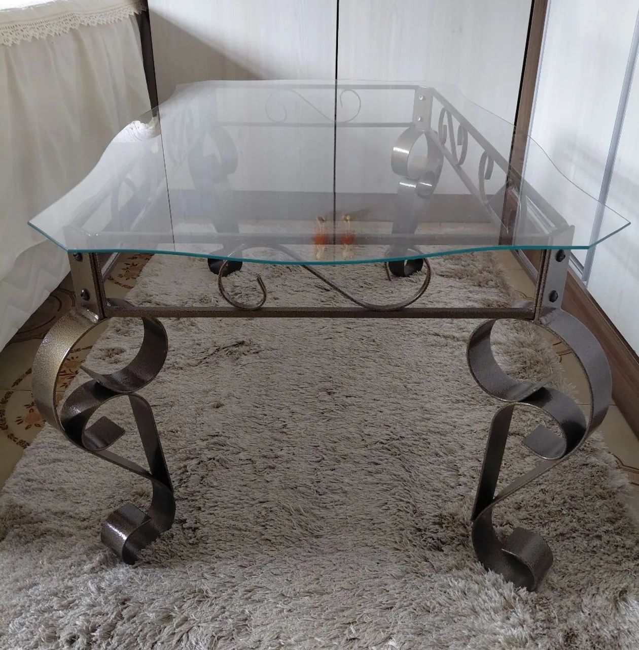 Mesa de centro - ferro trabalhado e vidro - Foto 2