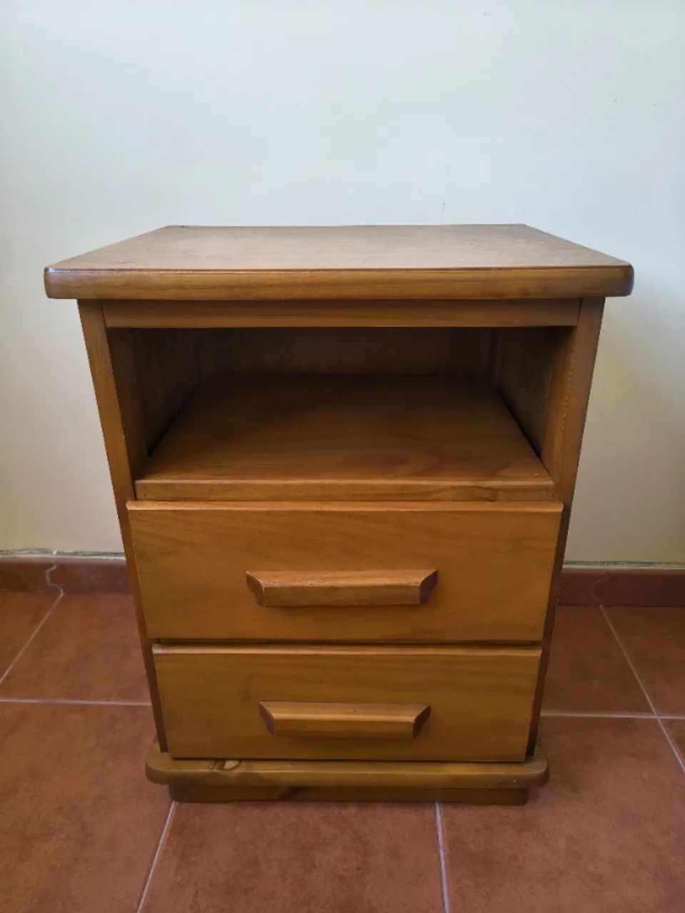 Conjunto de duas mesas de cabeceira de madeira
