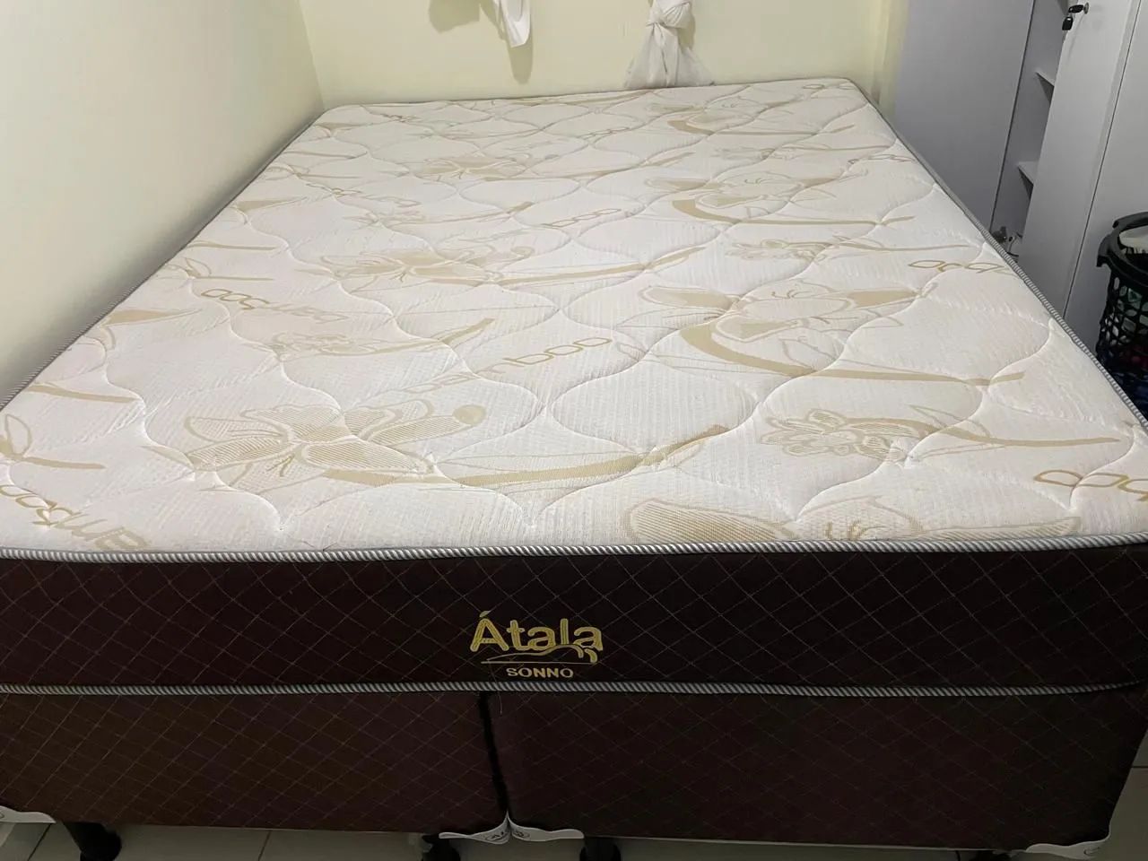 Cama Queen semi nova
