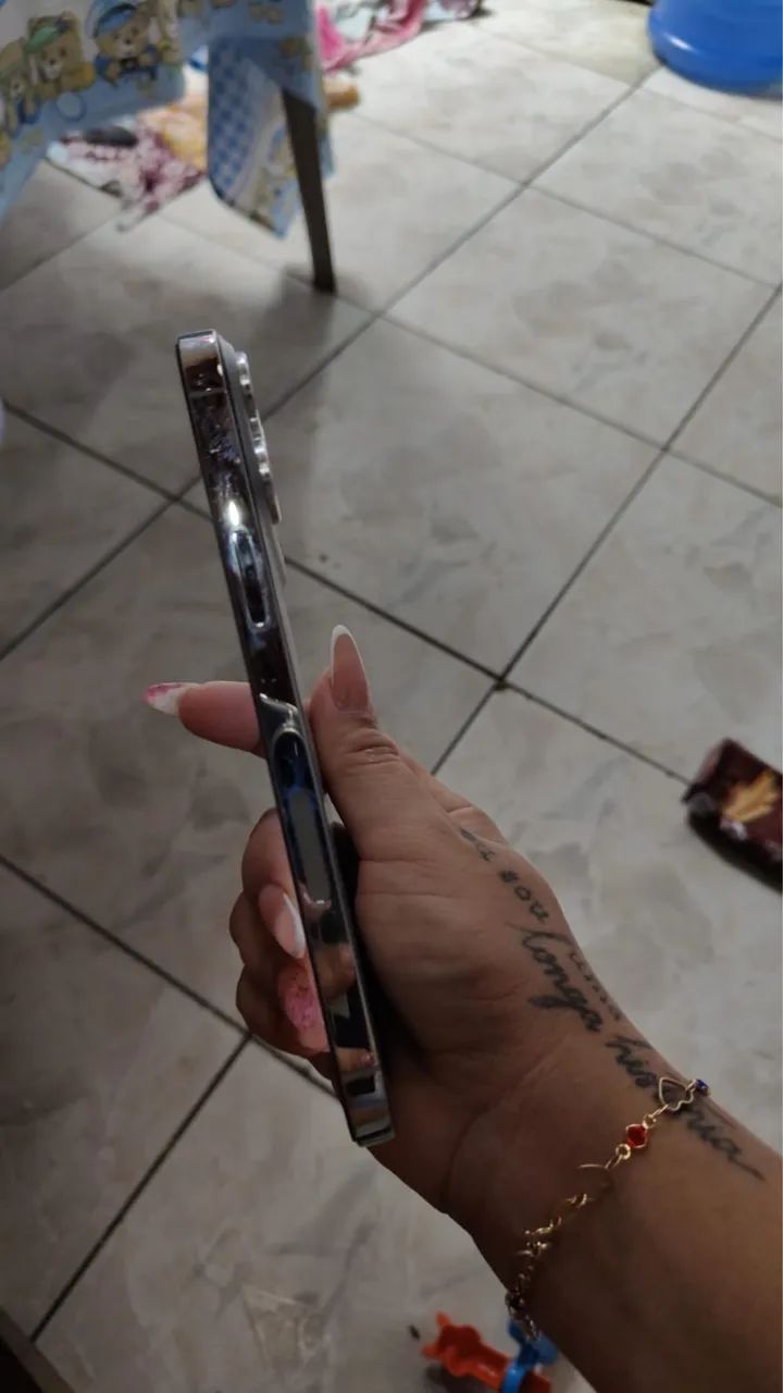 iPhone 13 Pro Max com adesivo 17 Pro Max - Foto 5