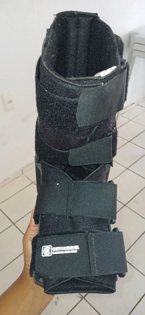 Bota ortopédica e duas Moletas.