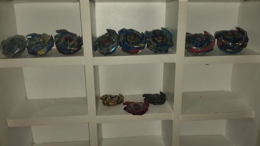 LOT BEYBLADES TAKARA TOMY: QUASE TODAS AS EVOLUÇÕES DA BEYBLADE VALQUÍRIA. tbm vendo separ - Foto 2