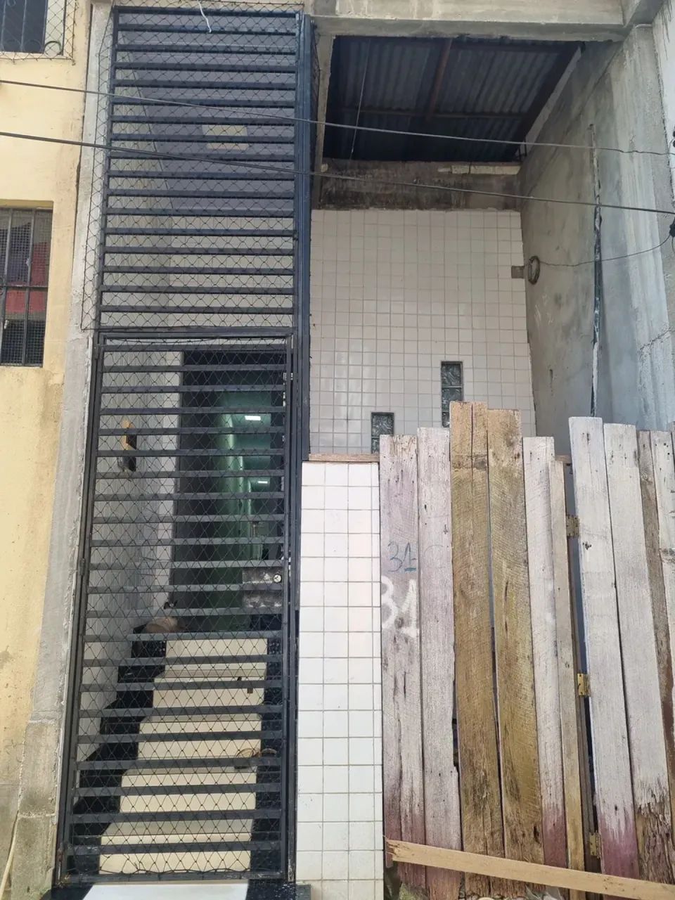 casa com 2 suítes 1.800 alugo.