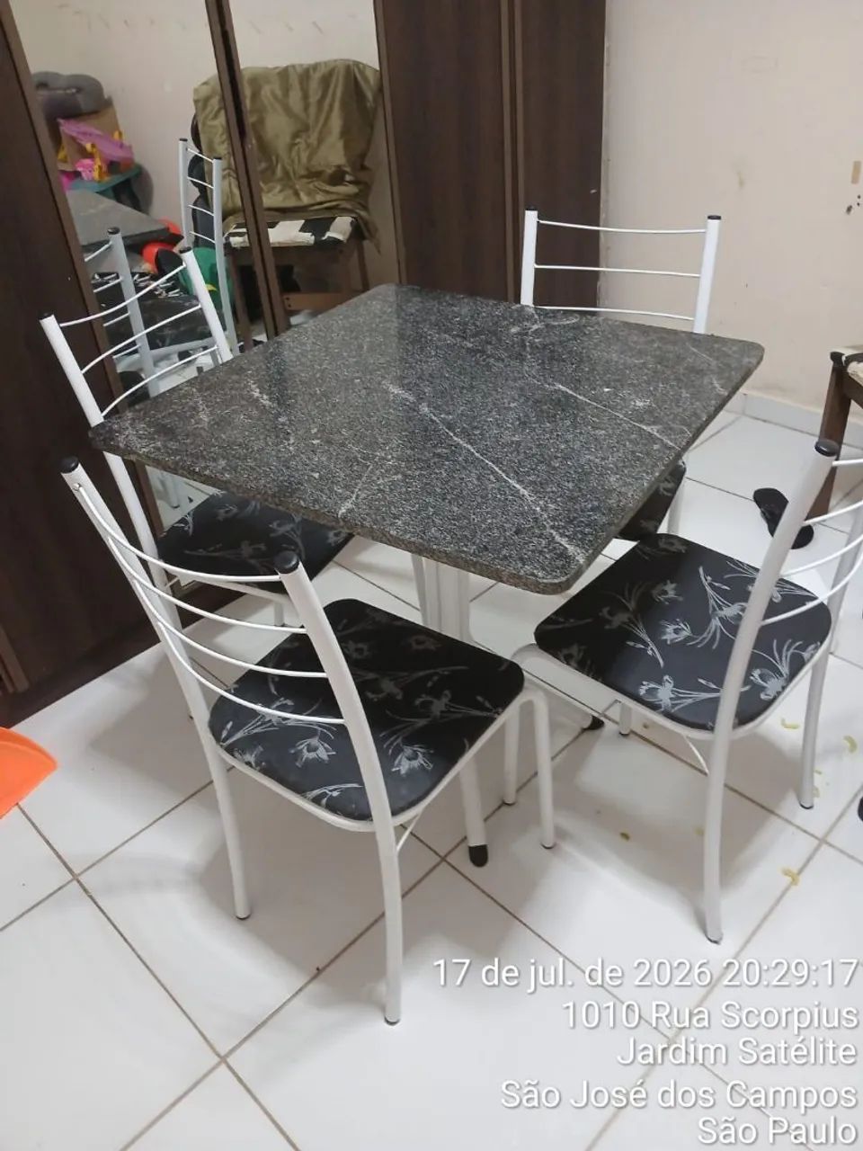 Mesa com quatro cadeiras  - Foto 2