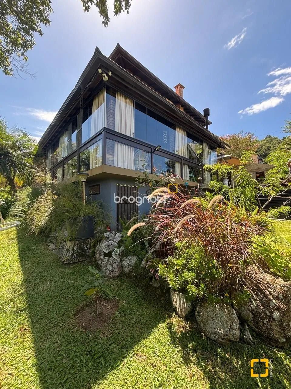 BROGNOLI VENDE - CASA COM 3 DORMITÓRIOS, SENDO 1 SUÍTE, VISTA MAR - SAMBAQUI.