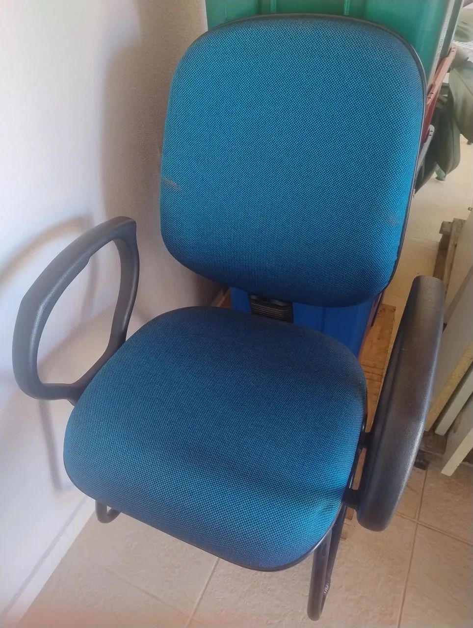 CADEIRA FIXA COM ESTOFAMENTO AZUL E APOIO DE BRAÇO