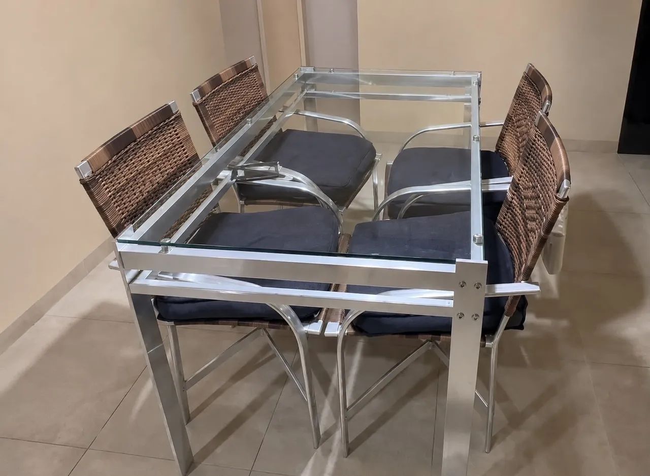 Mesa com 4 cadeiras de vidro com pés de alumínio  - Foto 3