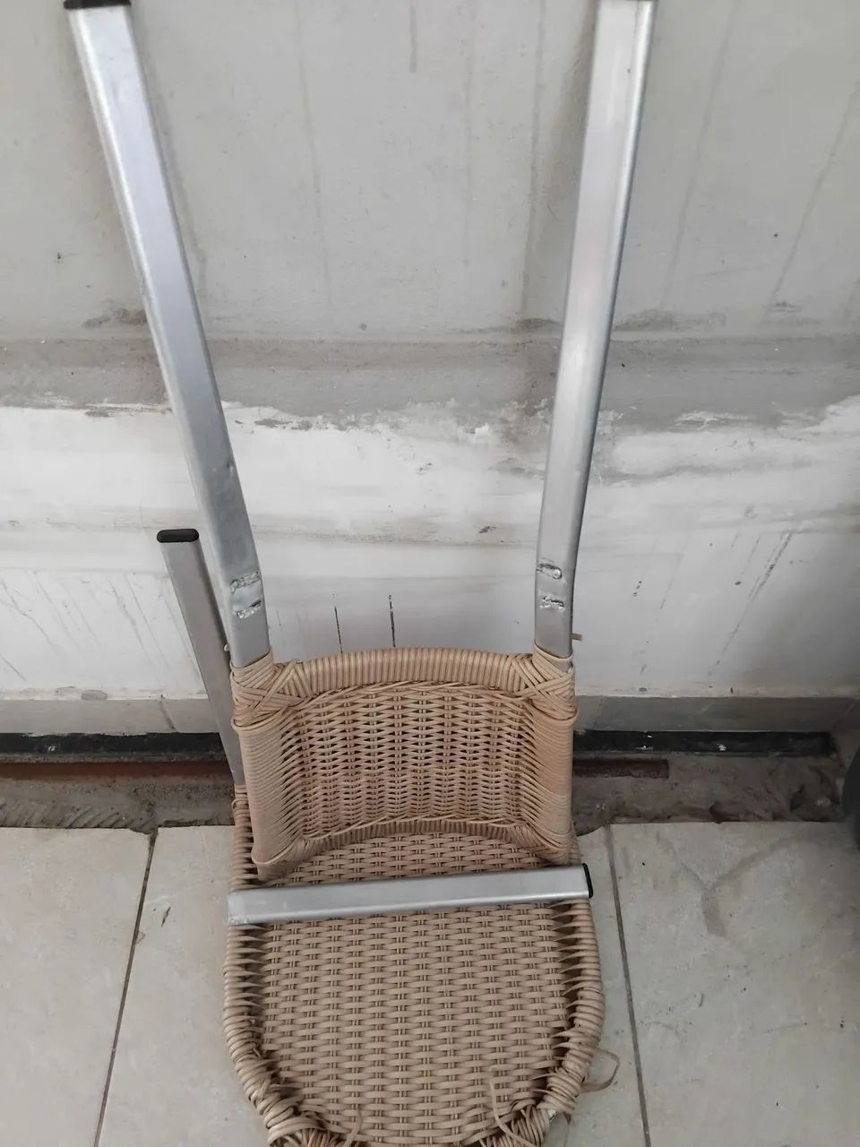 Vendo cadeiras em alumínio quebradas