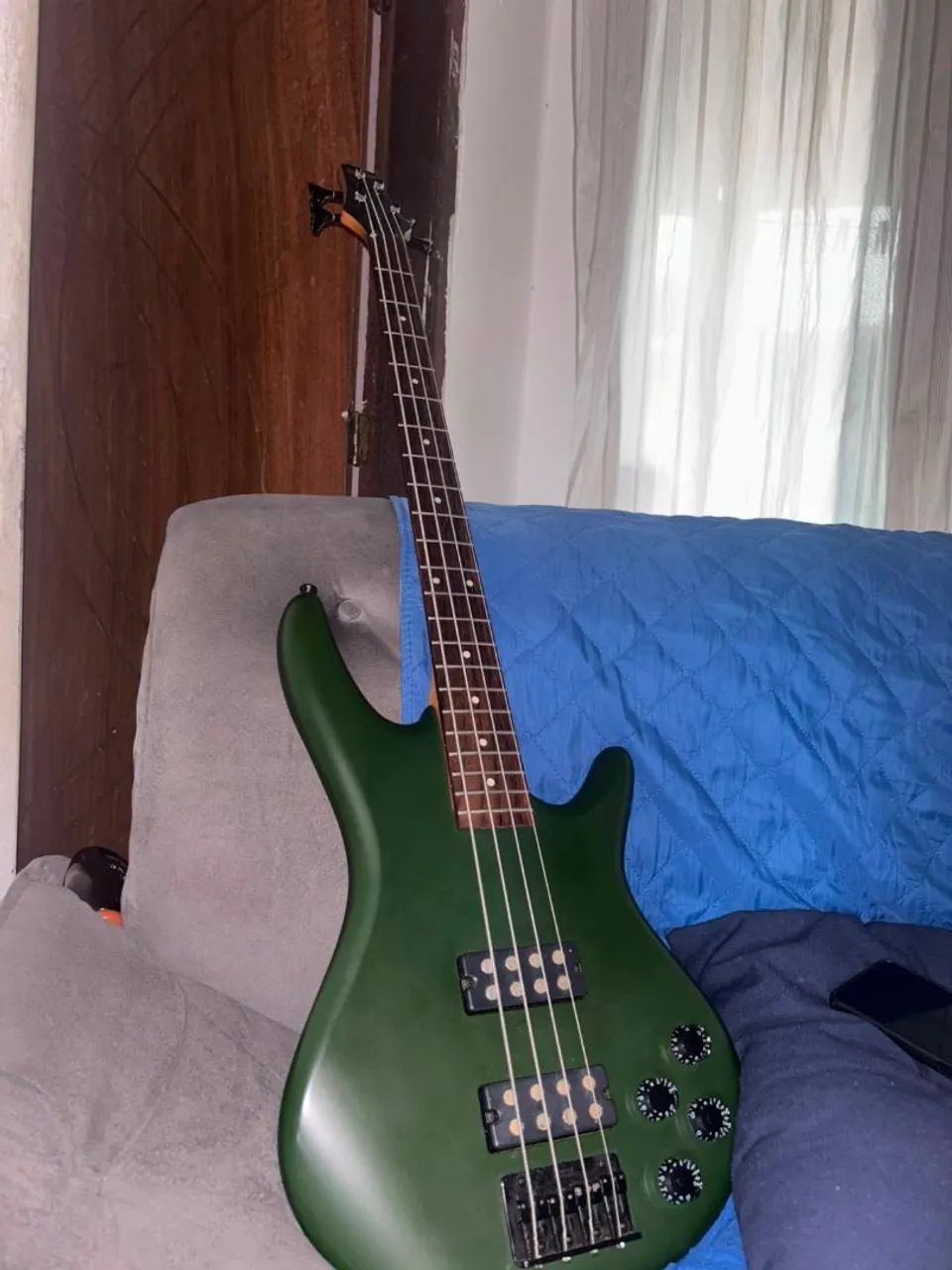 Conta baixo Gio Ibanez Soundgear 4 cordas.