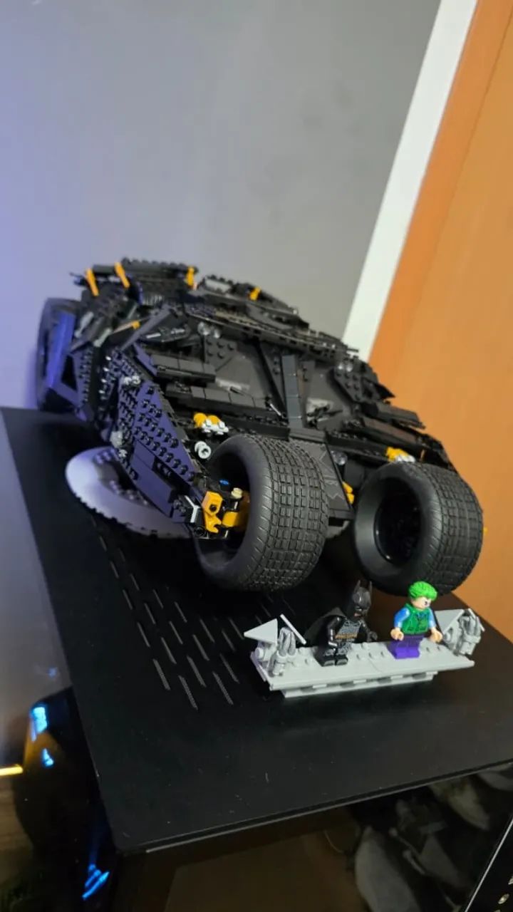 Lego Tumbler do Batman modelo 76240 montado - Foto 4