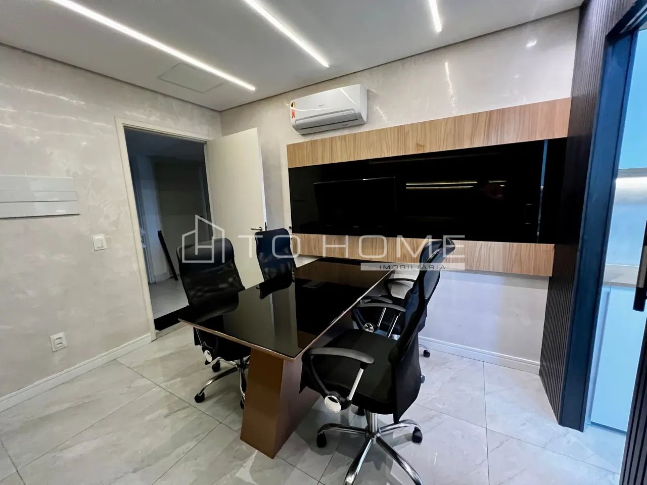 SALA COMERCIAL A VENDA NO CAMBEBA PORTEIRA FECHADA COM 26M TODA MOBILIADA - Foto 3