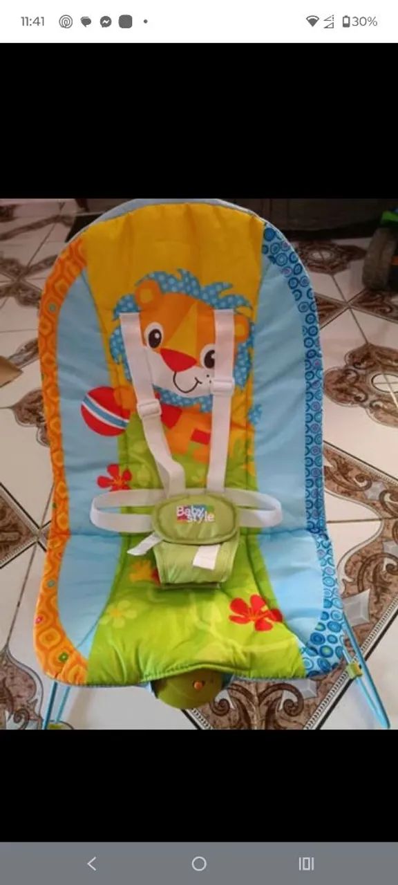 Cadeirinha de descanso vibra e toca 