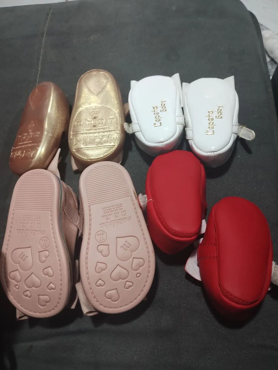 Vendo sapatinhos de bebê menina