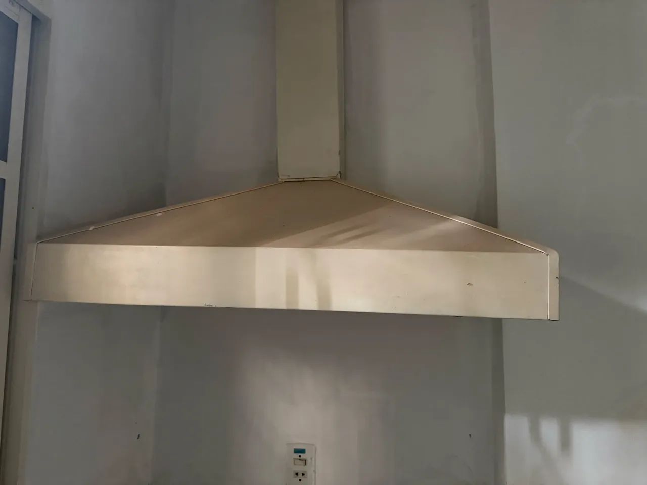 Coifa de Zinco pintada em branco com ventilação 
