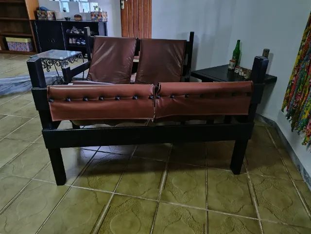 Conjunto de poltronas duplas de madeira e couro - Foto 2