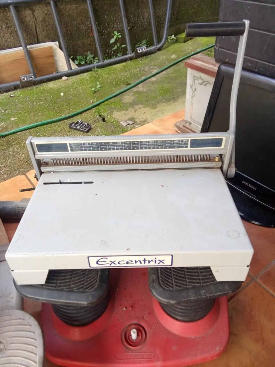 Furado d papel para encadernar 