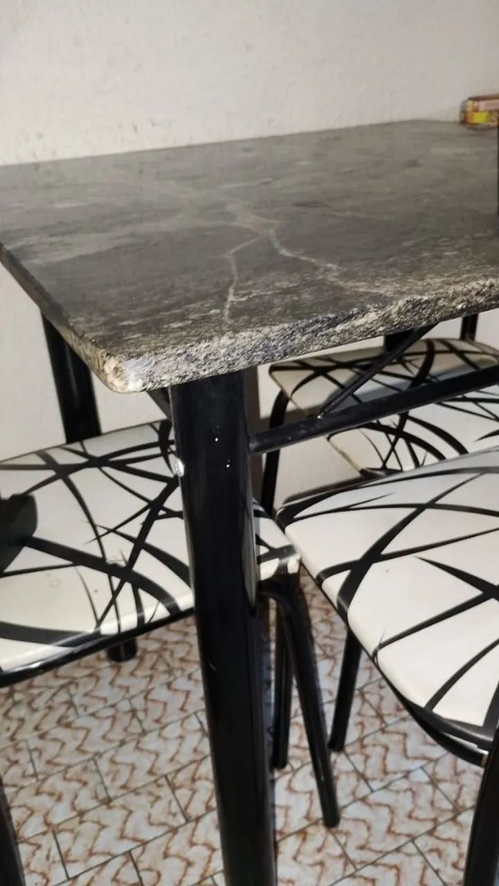 Mesa de granito+ 4 cadeiras - R$450 