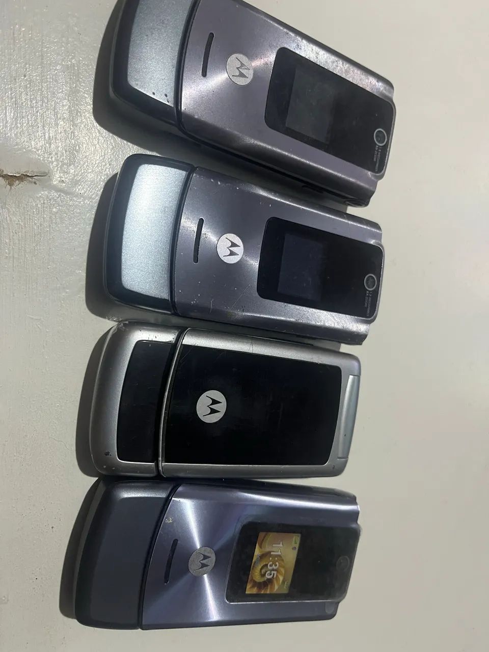 Quatro telefone celular antigo em formato flip da Motorola