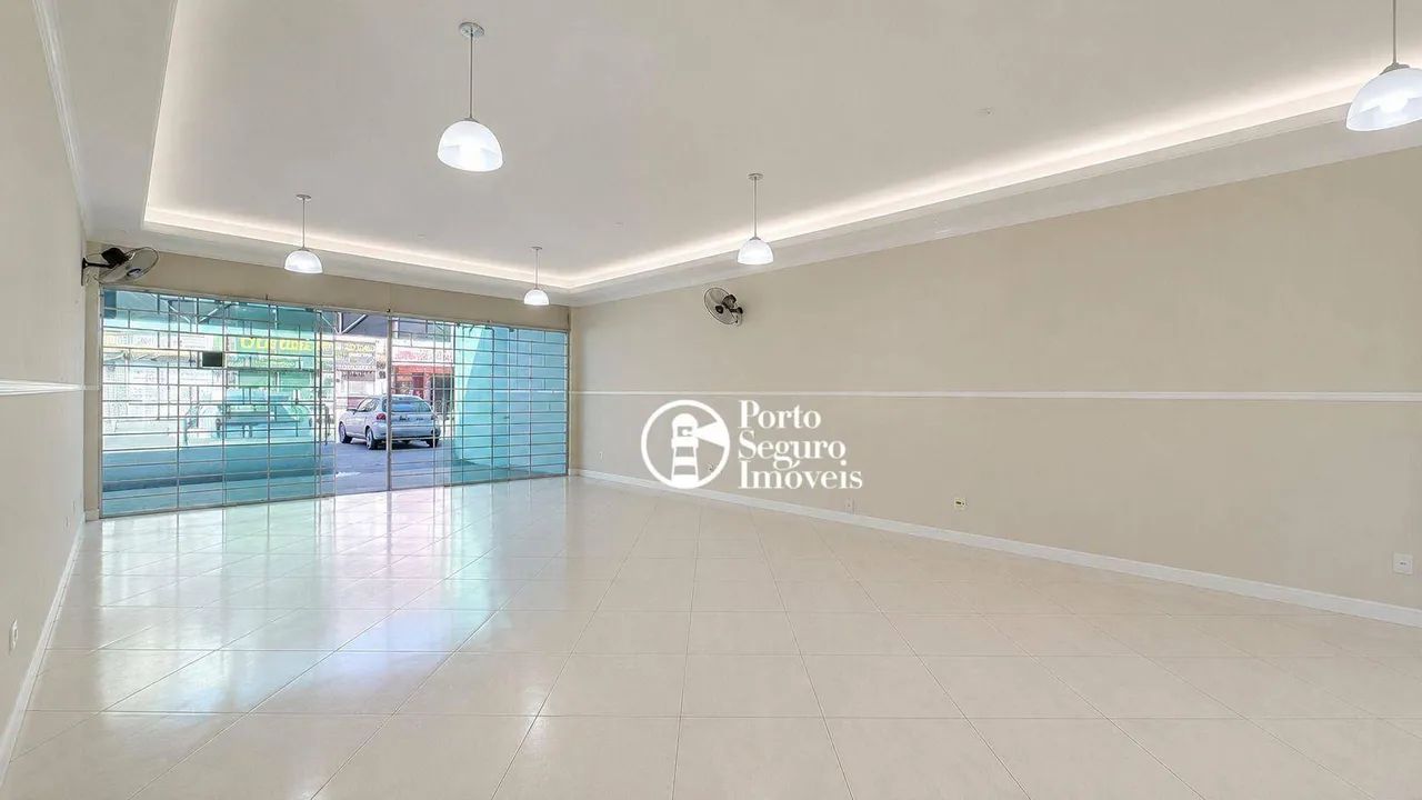 Um salão perfeito para seu comércio em Av. corredor de serviço. Excelente visualização.