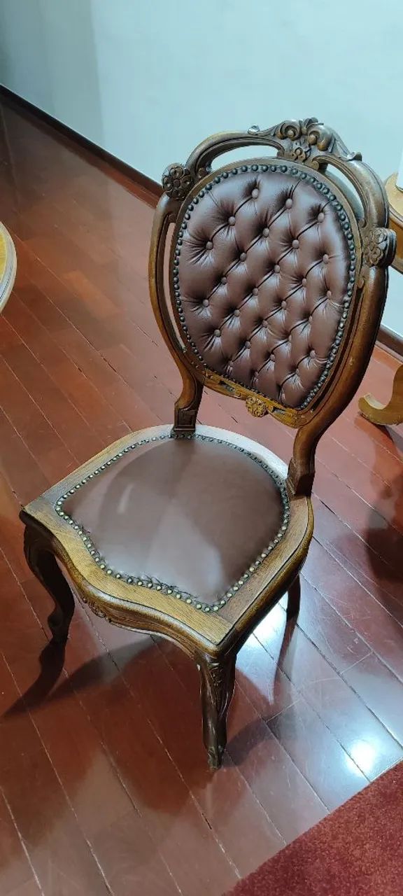 Conjunto de Jantar Clássico em Madeira Maciça (Mesa Extensível + 4 Cadeiras) - Foto 2